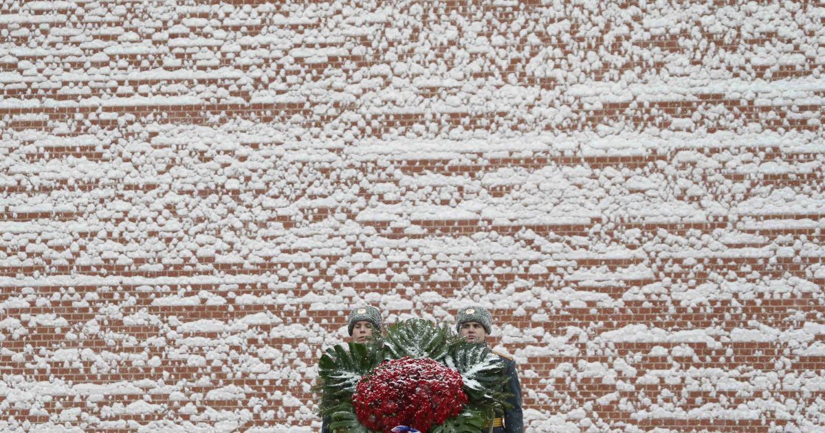 В РФ закупают почти 50 тысяч флагов для накрытия гробов военных