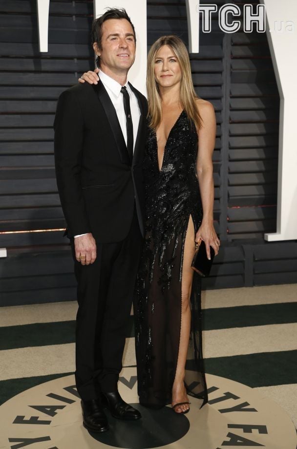 На вечеринке Vanity Fair Энистон предстала в обольстительном платья / © Reuters