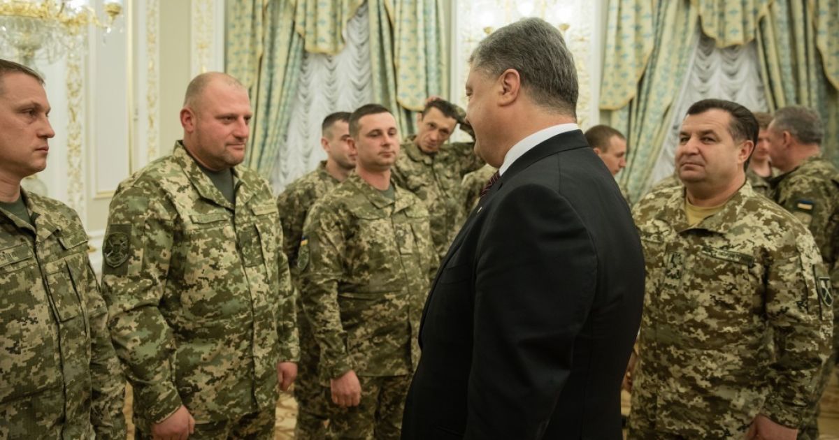 Захист Авдіївки: Порошенко нагородив військових ЗСУ та працівників ДСНС