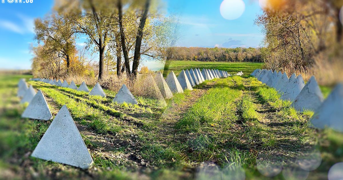 Коллаж ТСН.ua. Год назад власти Белгородщины заявили, что начали строить на своей территории линию обороны.