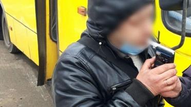 У Києві п'яний водій на несправній маршрутці перевозив пасажирів