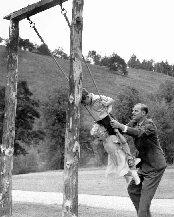 Принц Филипп с детьми Чарльзом и Анной, 1955 год / © Instagram британской королевской семьи