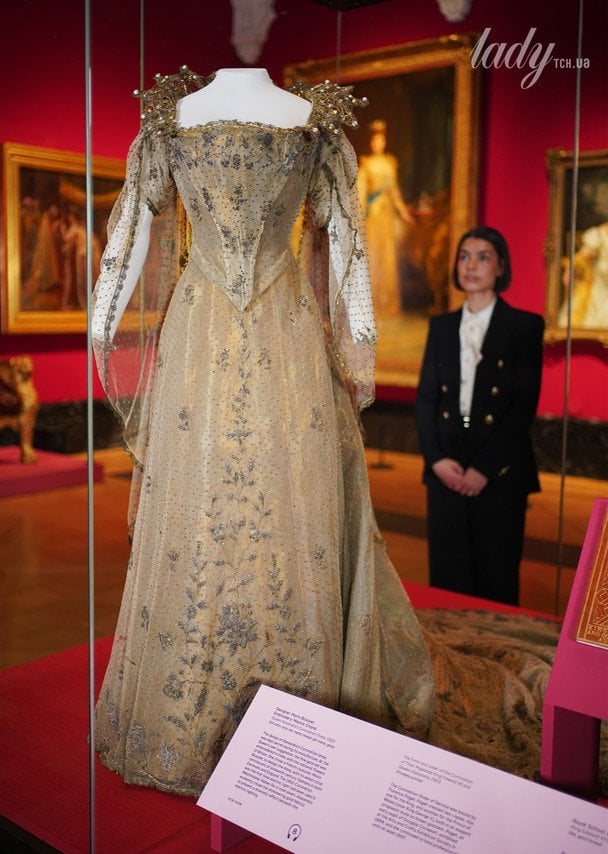 Сукня королеви Александри на виставці в Лондоні / © Getty Images