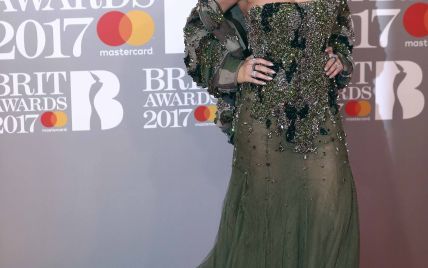 В камуфляже и пайетках: экстравагантная Рита Ора на красной дорожке Brit Awards-2017