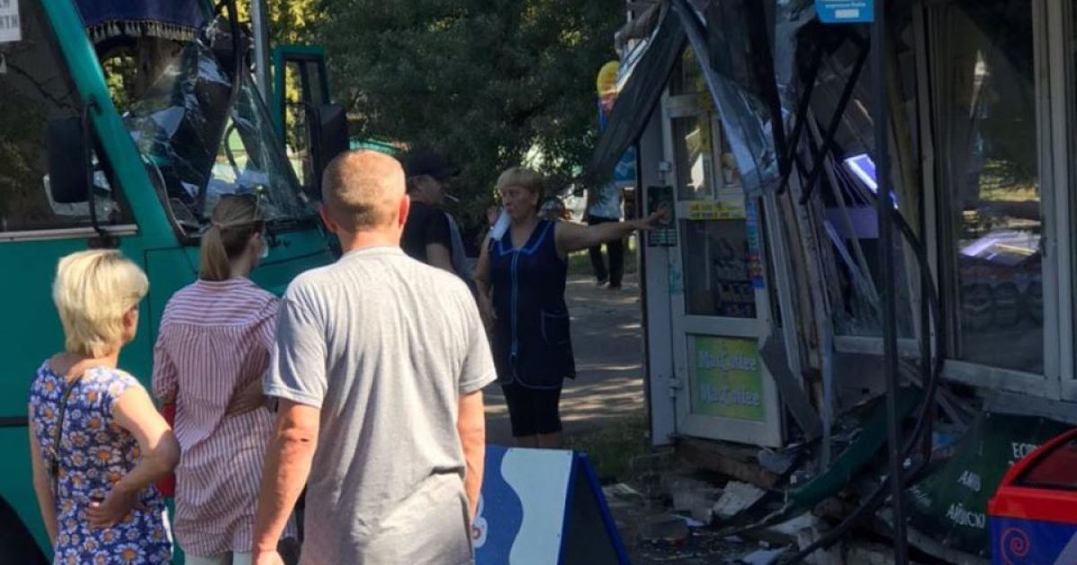 У Києві на Генерала Наумова водій маршрутки задрімав за кермом і влетів у МАФ: з'явилися фото