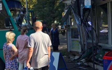 В Киеве на Генерала Наумова водитель маршрутки заснул за рулем и влетел в МАФ: появились фото