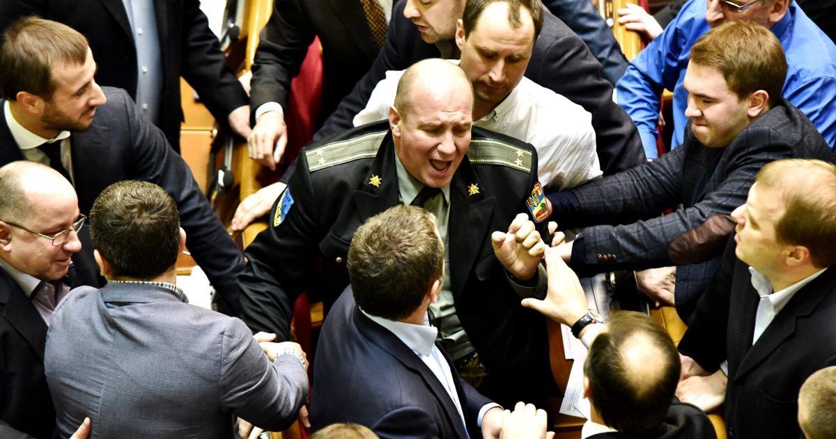 Депутаты не всегда выясняют политические вопросы мирным путем