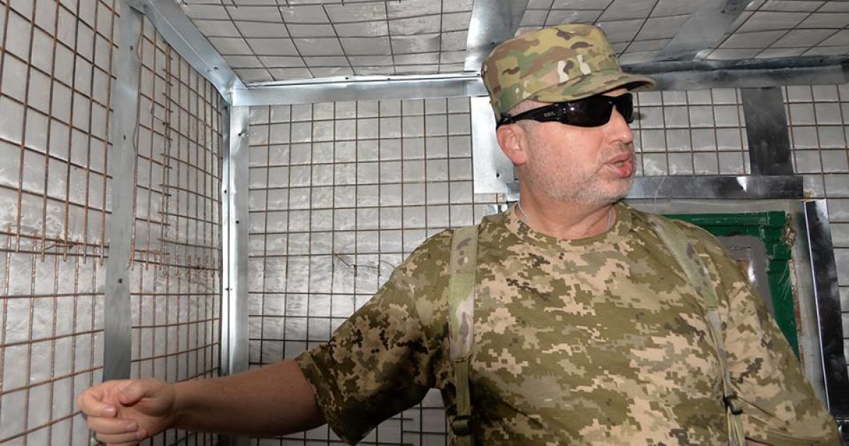 Турчинов поинтересовался, привезут ли ему Захарченко в пакете