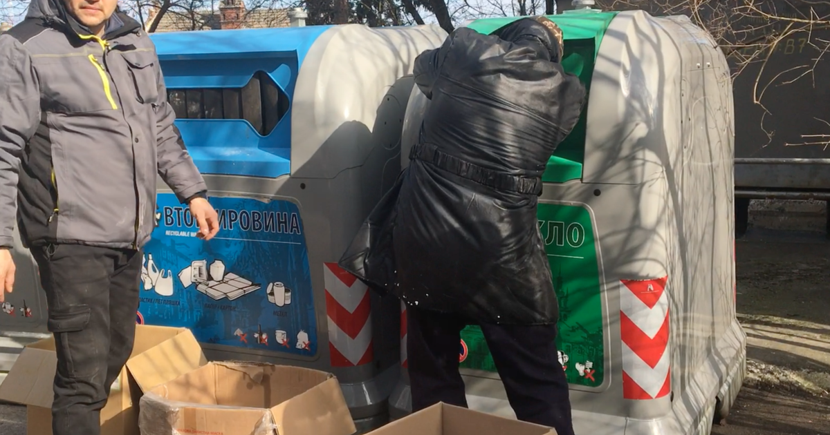 Львів’яни дістають зі смітників пляшки для коктейлів Молотова (відео)