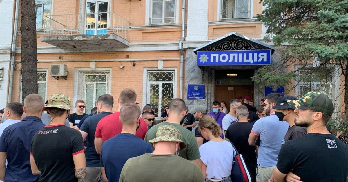 В Киеве полиция отпустила членов "Нацкопуса", которых задержали за уничтожение инсталляции "советского прошлого"