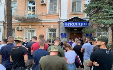 В Киеве полиция отпустила членов "Нацкопуса", которых задержали за уничтожение инсталляции "советского прошлого"