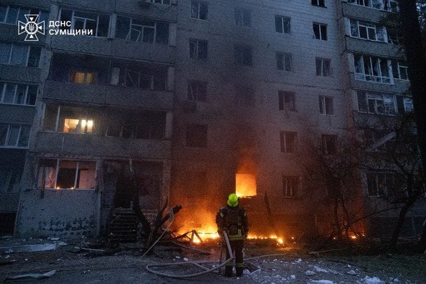 Російська армія завдала чергового удару по Сумах. / © ДСНС