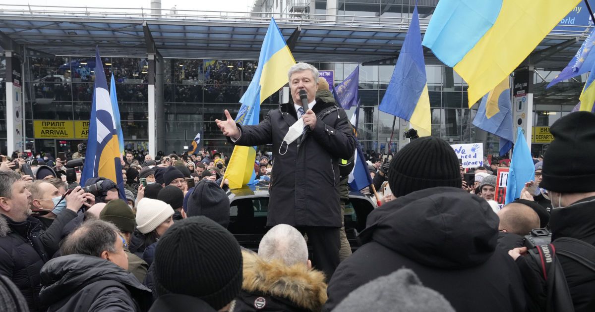 Адвокаты Порошенко скрылись, когда ему пытались вручить повестку в суд — ДБР
