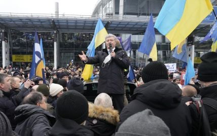 Адвокаты Порошенко скрылись, когда ему пытались вручить повестку в суд — ДБР