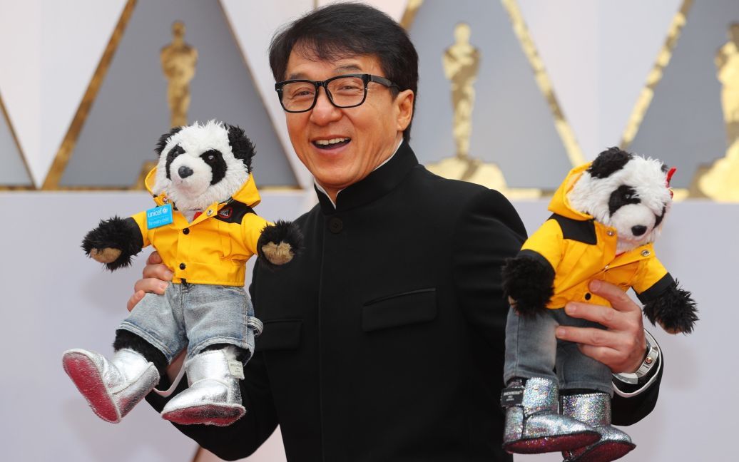 Джеки Чан и его игрушечные панды / © Reuters