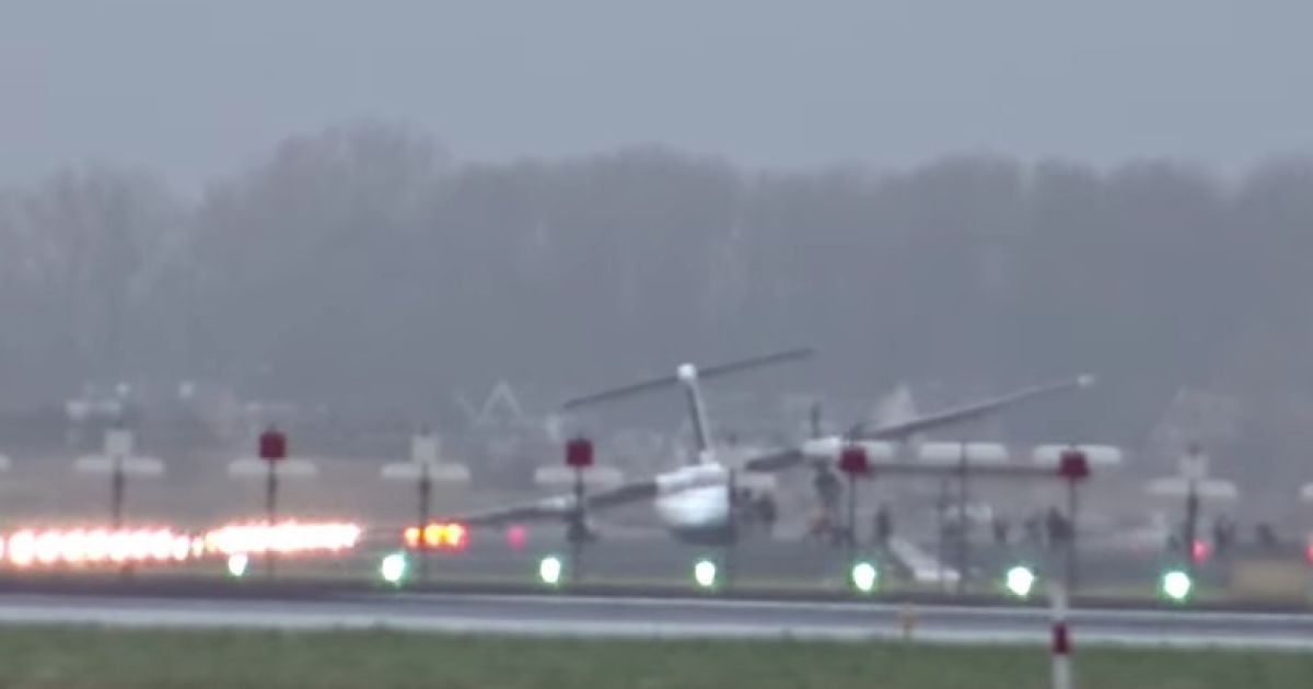 Жесткая посадка в Амстердаме: в Сети появилось видео приземления лайнера со сломанным шасси
