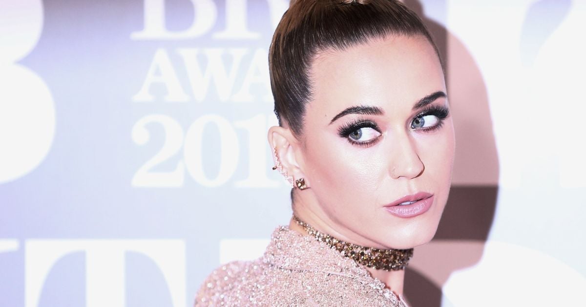 Досадный конфуз: танцор Кэти Перри грохнулся со сцены на Brit Awards-2017