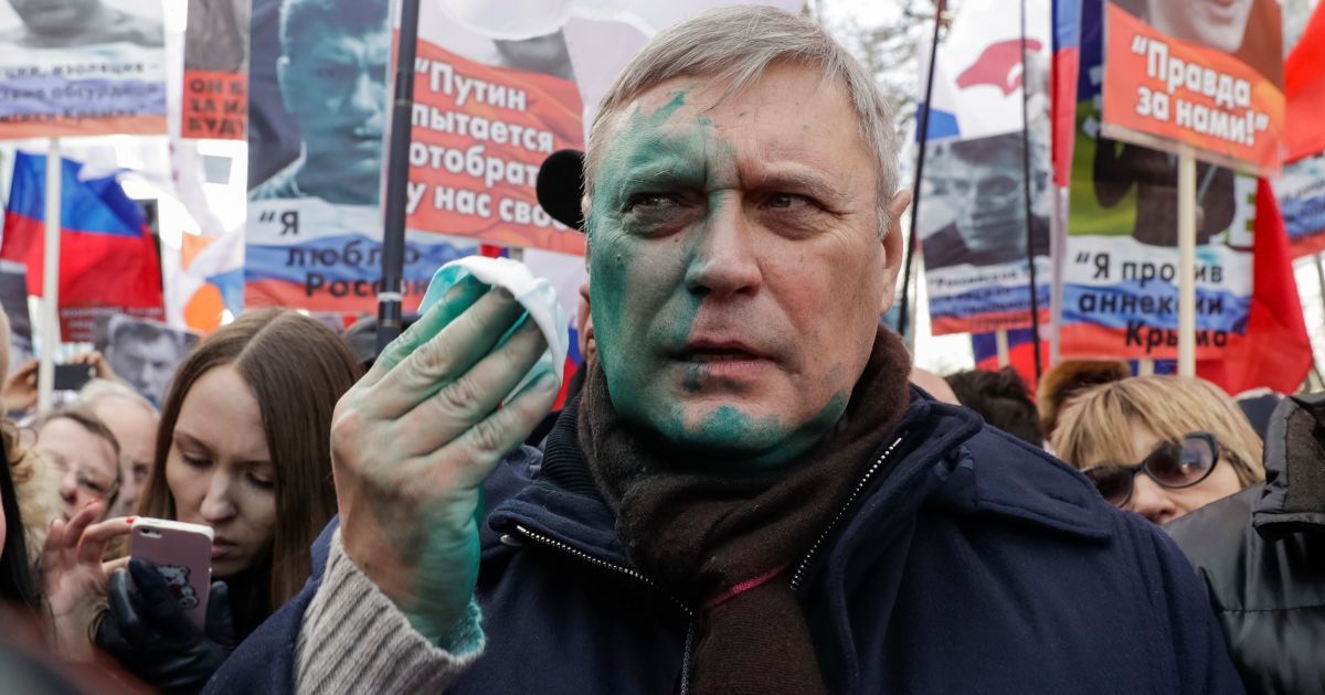 У центрі Москви на Марші пам'яті Нємцова невідомий облив зеленкою екс-прем'єр-міністра РФ Касьянова