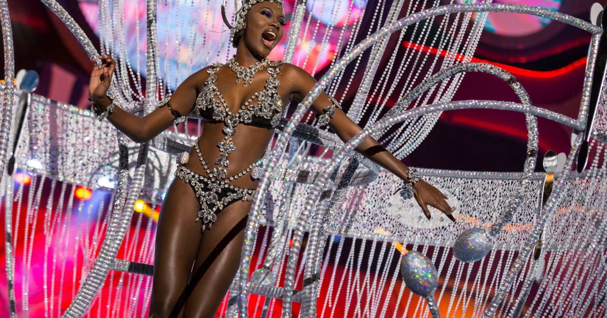 Блестки и зрелищные костюмы. Reuters показало красоту яркого карнавала на Канарских островах