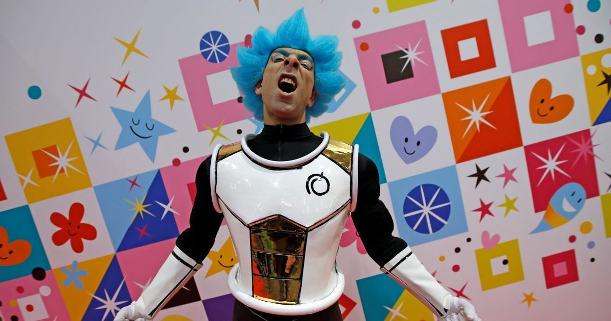 Участник, одетый в костюм косплей, посещает фестиваль Japan Expo в Марселе, Франция.
