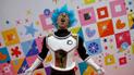 Учасник, одягнений в костюм косплей, відвідує фестиваль Japan Expo в Марселі, Франція.