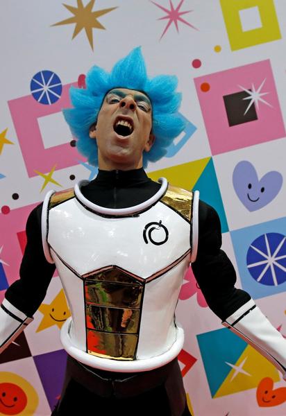 Участник, одетый в костюм косплей, посещает фестиваль Japan Expo в Марселе, Франция.