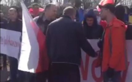 Російськомовні "залякані поляки" перекрили трасу Львів-Варшава. Польська громада звинувачує російські ЗМІ