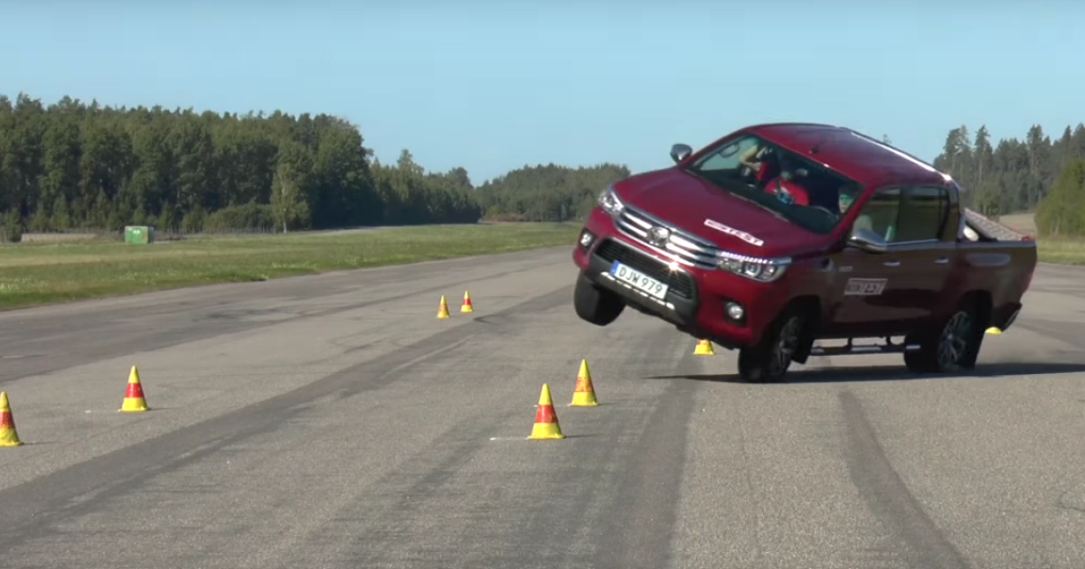 Новый пикап Toyota Hilux не справился с "лосиным тестом" (Видео)