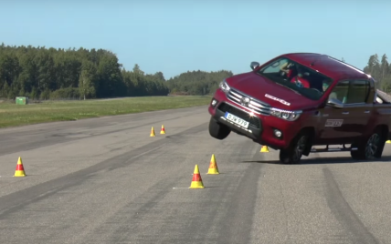 Новый пикап Toyota Hilux не справился с "лосиным тестом" (Видео)