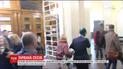 Депутат Гусовского облили зеленкой и забросали яйцами под зданием Киевсовета