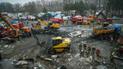 На місці ракетного удару в Дніпрі запах гару в перемішку із заспокійливими: доля 35 людей досі невідома