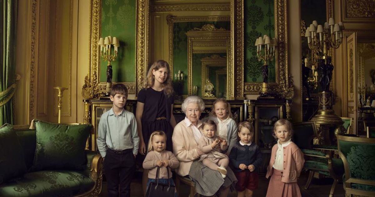 Королева Елизавета II с семьей