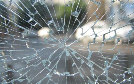 У Києві жінка-безхатько розбила скляні двері банку, щоб погрітися