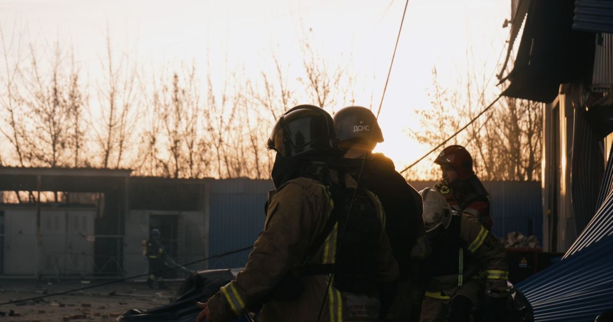 Рятувальники усувають наслідки ракетної атаки.