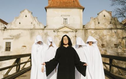 Alyosha без макіяжу зняла містичний кліп у старовинному замку на Львівщині