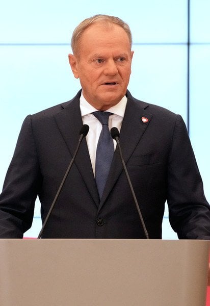 У Польщі пошкоджено залізницю: що заявив Туск (фото)