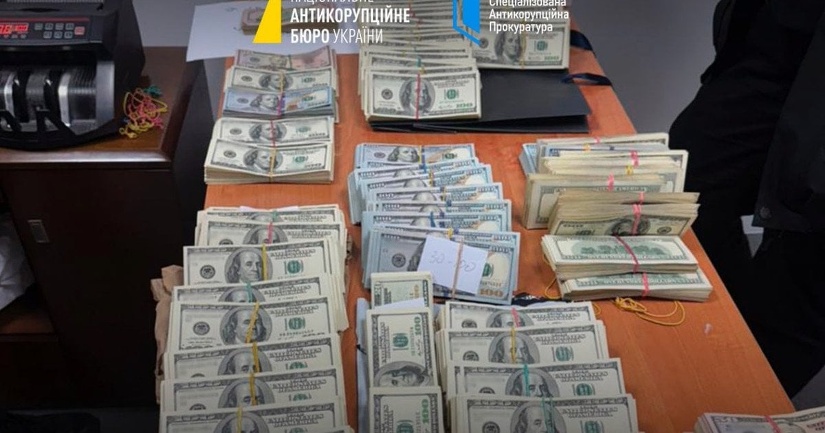 Обшуки на митному посту "Луцьк": детективи НАБУ і САП виявили стоси іноземної готівки (фото)