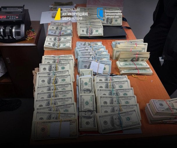 НАБУ провело обшуки на Волинській митниці та пов’язаних об’єктах. Виявлено і вилучено понад $850 тисяч, підозр і затримань наразі немає. / © НАБУ