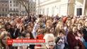 На площади Рынок во Львове собралось более полутысячи людей, чтобы вместе спеть гимн Украины