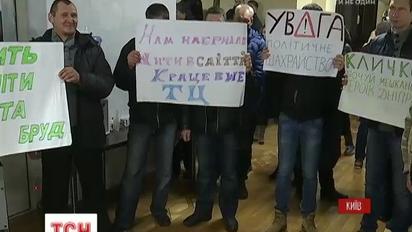 Сторонники и противники застройки на метро "Героев Днепра" выясняли отношения под Киевсоветом