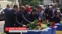 К посольству Великобритании в Киеве люди несут цветы и поминальные лампадки