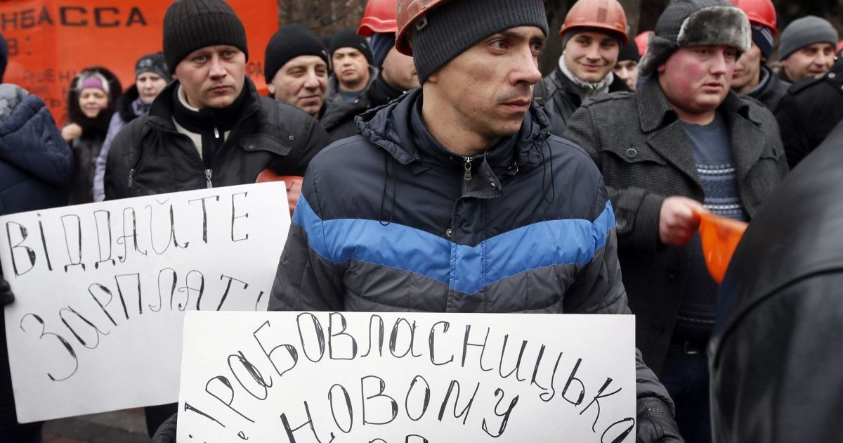 В конце декабря 2015 года шахтеры митинговали под парламентом с требованием отдать им долги по зарплате