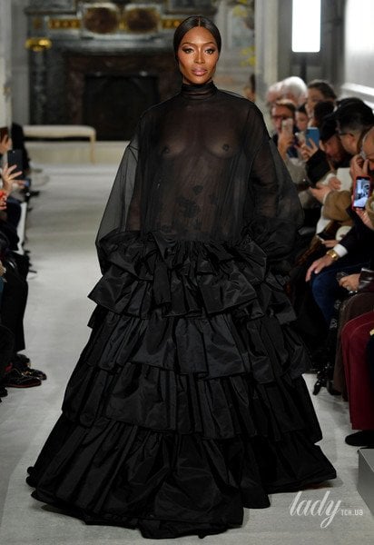 Наоми Кэмпбелл на показе Valentino Spring Summer 2019 в Париже / © Getty Images