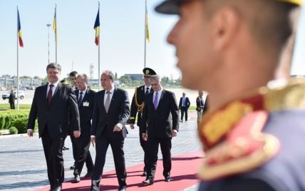 Порошенко прибув до Румунії зі своїм першим офіційним візитом