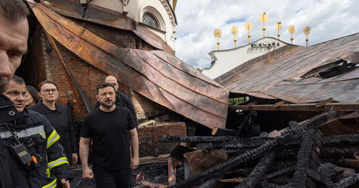 Владимир Зеленский в Киево-Печерской лавре после атаки 15 апреля