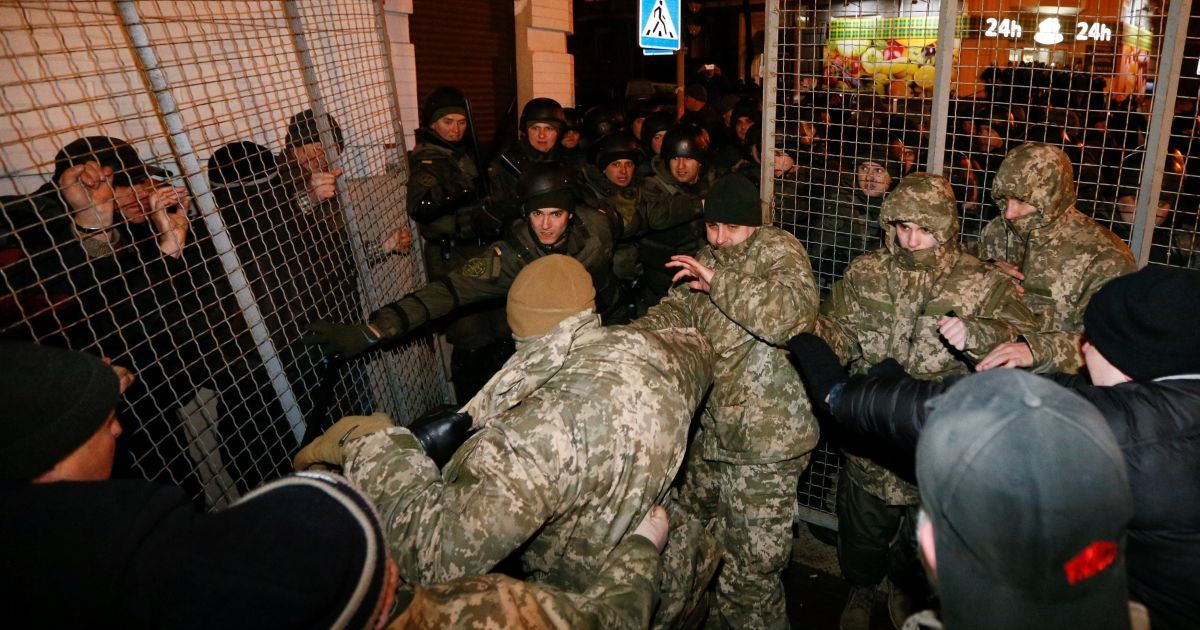 Нічні сутички блокадників з правоохоронцями в Києві_3 / © Reuters