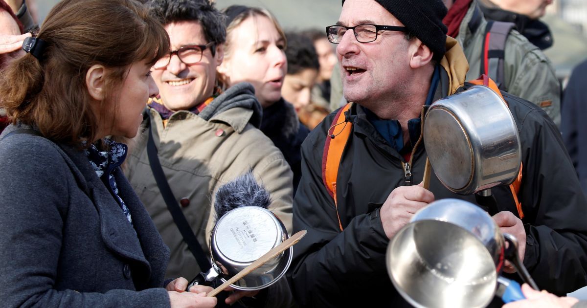 У Парижі 10 тисяч людей вийшли на "дзвінкий" мітинг проти Фійона