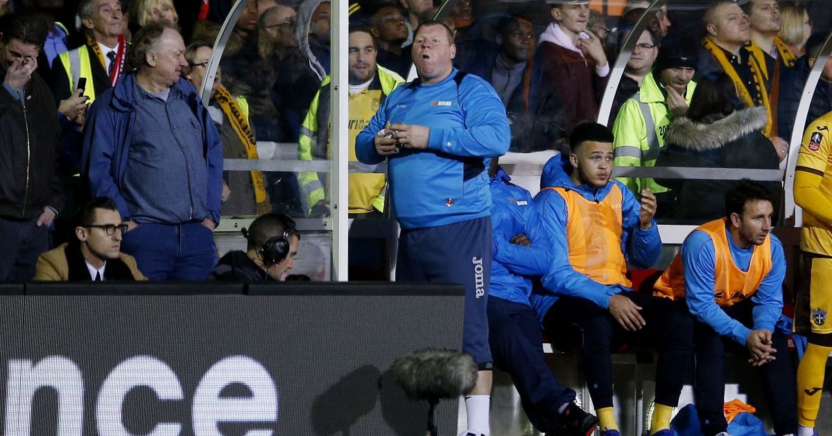 Английскому "вратарю-пончику" предложили стать дегустатором пирогов в супермаркете