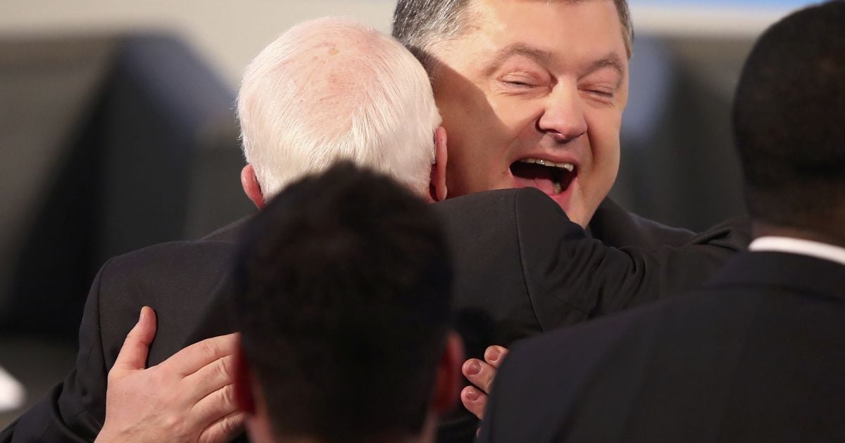 Обійми з Порошенком й "сувенір" із зони АТО від нардепа. Як Маккейна зустрічали в Мюнхені українці
