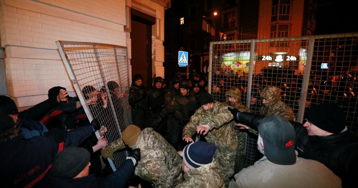 Нічні сутички блокадників з правоохоронцями в Києві_7 / © Reuters
